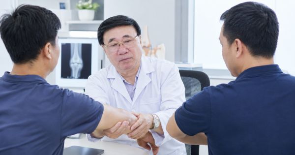 Bác sĩ Phan Đình Long khám xương khớp cho bệnh nhân tại True Hope