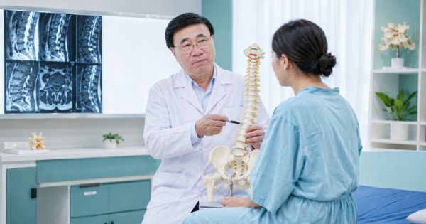 Bác sĩ Phan Đình Long điều trị ca chấn thương cột sống cho nữ bệnh nhân tại True Hope