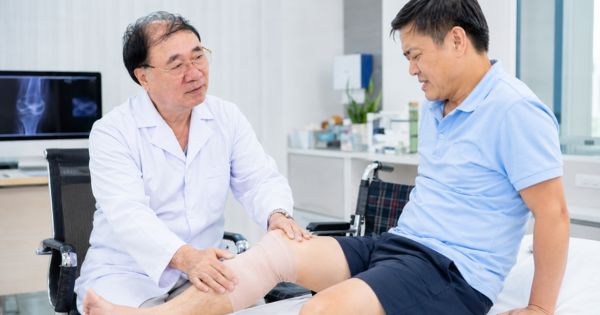 Bác sĩ Phan Đình Long đánh giá toàn diện khả năng vận động của bệnh nhân