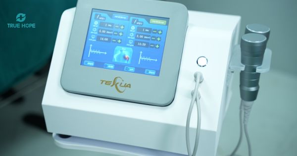 Máy ESWT sử dụng sóng xung kích chữa gout tại True Hope