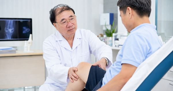 Bác sĩ Phan Đình Long thăm khám cho bệnh nhân tổn thương chi dưới