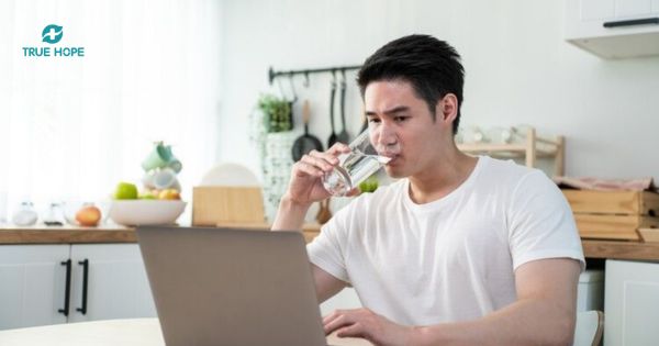 Uống nước để tăng quá trình đào thải acid uric