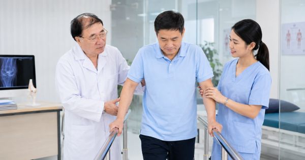 Bác sĩ Phan Đình Long hỗ trợ bệnh nhân trong quá trình phục hồi
