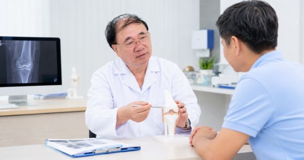 Bác sĩ Phan Đình Long giải thích rõ tình trạng cho bệnh nhân