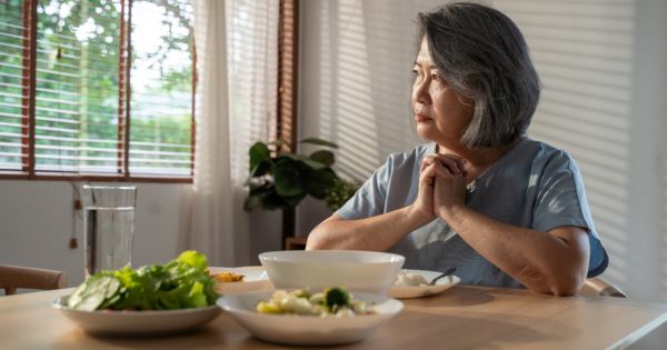 Người cao tuổi giấu bệnh vì sợ phiền con cái