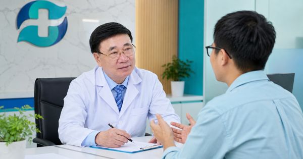 BSCKI Phan Đình Long lắng nghe bệnh nhân