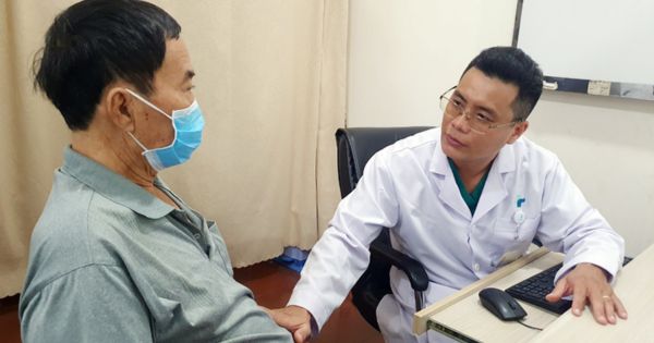 Nam giới mất ngủ vì buồn tiểu liên tục do tuyến tiền liệt phì đại