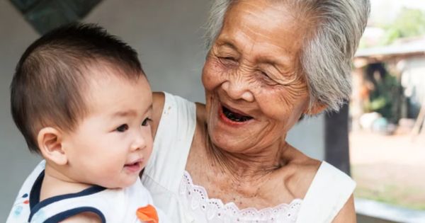 Mùa hè nắng gắt ảnh hưởng đến người già và trẻ nhỏ
