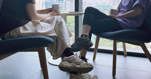 Thói quen ngồi lâu, vắt chéo chân phổ biến ở phụ nữ văn phòng