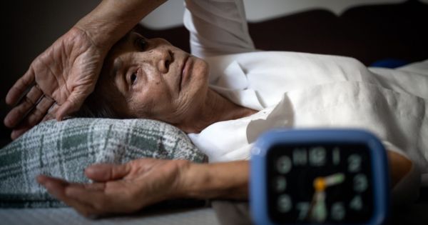 Người cao tuổi dễ bị khó ngủ, ngủ trằn trọc