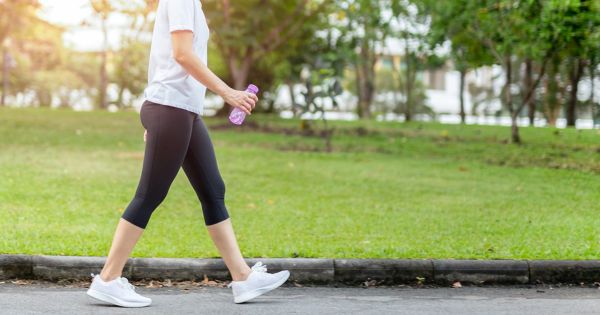 Đi bộ nhẹ nhàng giúp máu tuần hoàn tốt sau điều trị suy giãn tĩnh mạch