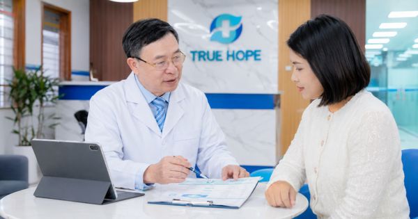 BSCKII Nguyễn Quốc Tiến thăm khám cho người bệnh tại True Hope
