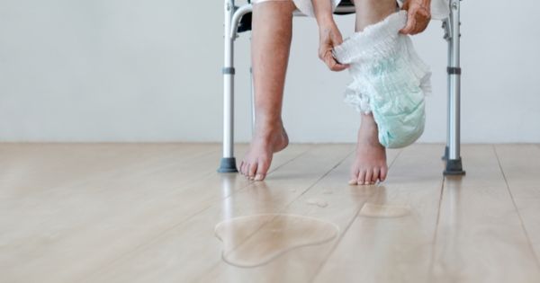 Hình ảnh tiểu không tự chủ ở người cao tuổi