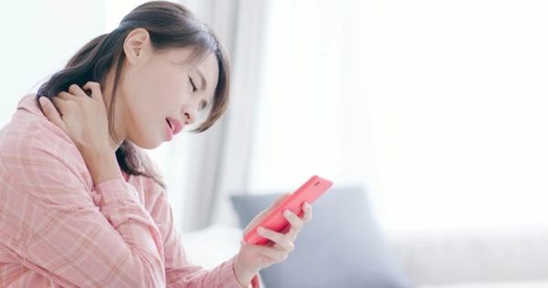 Dùng điện thoại trên giường còn gây đau cổ vai gáy