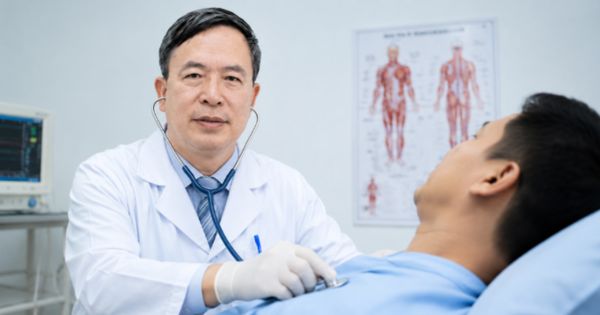 Hình ảnh bác sĩ Tiến đang thăm khám cho bệnh nhân