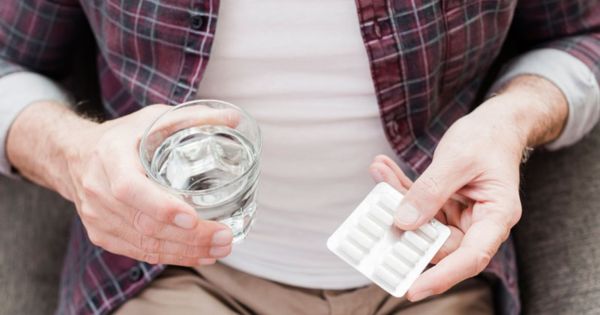 Dùng thuốc giảm đau theo chỉ định của bác sĩ