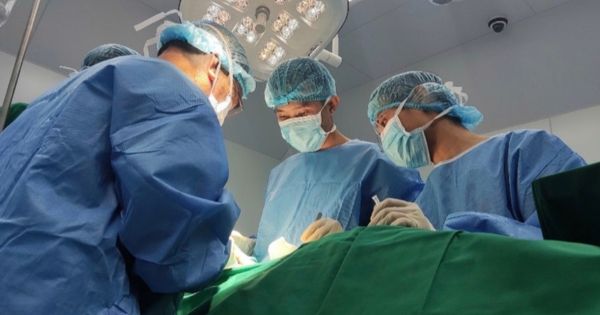 Hình ảnh bác sĩ phẫu thuật hạt Tophi