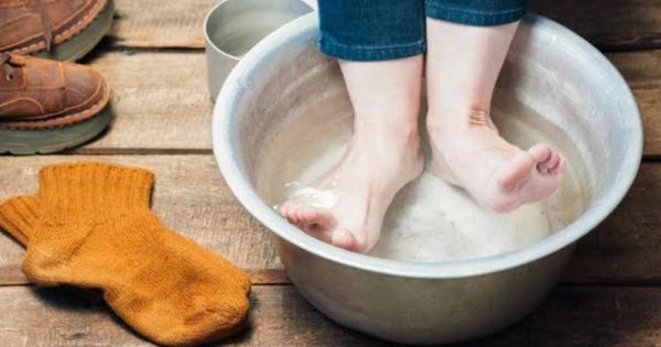 Không nên ngâm chân nước nóng khi bị suy giãn tĩnh mạch