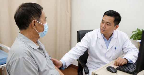 Hình ảnh bác sĩ thăm khám và chẩn đoán bệnh