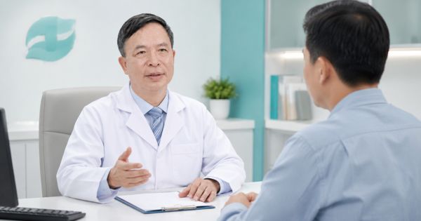 BSCKII Nguyễn Quốc Tiến khai thác thông tin người bệnh để lựa chọn các xét nghiệm phù hợp