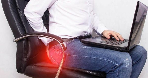 Ngồi lâu sai tư thế gây đau vùng chậu và đau mông ở nam giới