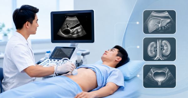 Bác sĩ thực hiện siêu âm ổ bụng cho bệnh nhân nam bằng đầu dò và máy siêu âm tại phòng khám