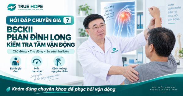 Bác sĩ kiểm tra tầm vận động chủ động và thụ động khi không giơ nổi cánh tay