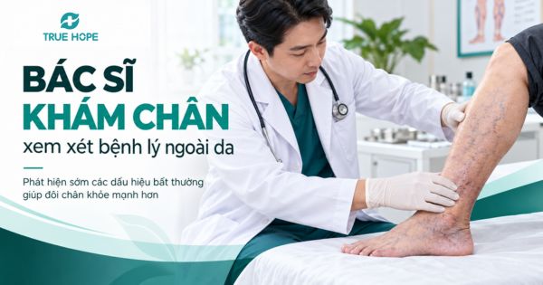 Bác sĩ khám chân xem xét bệnh lý ngoài da